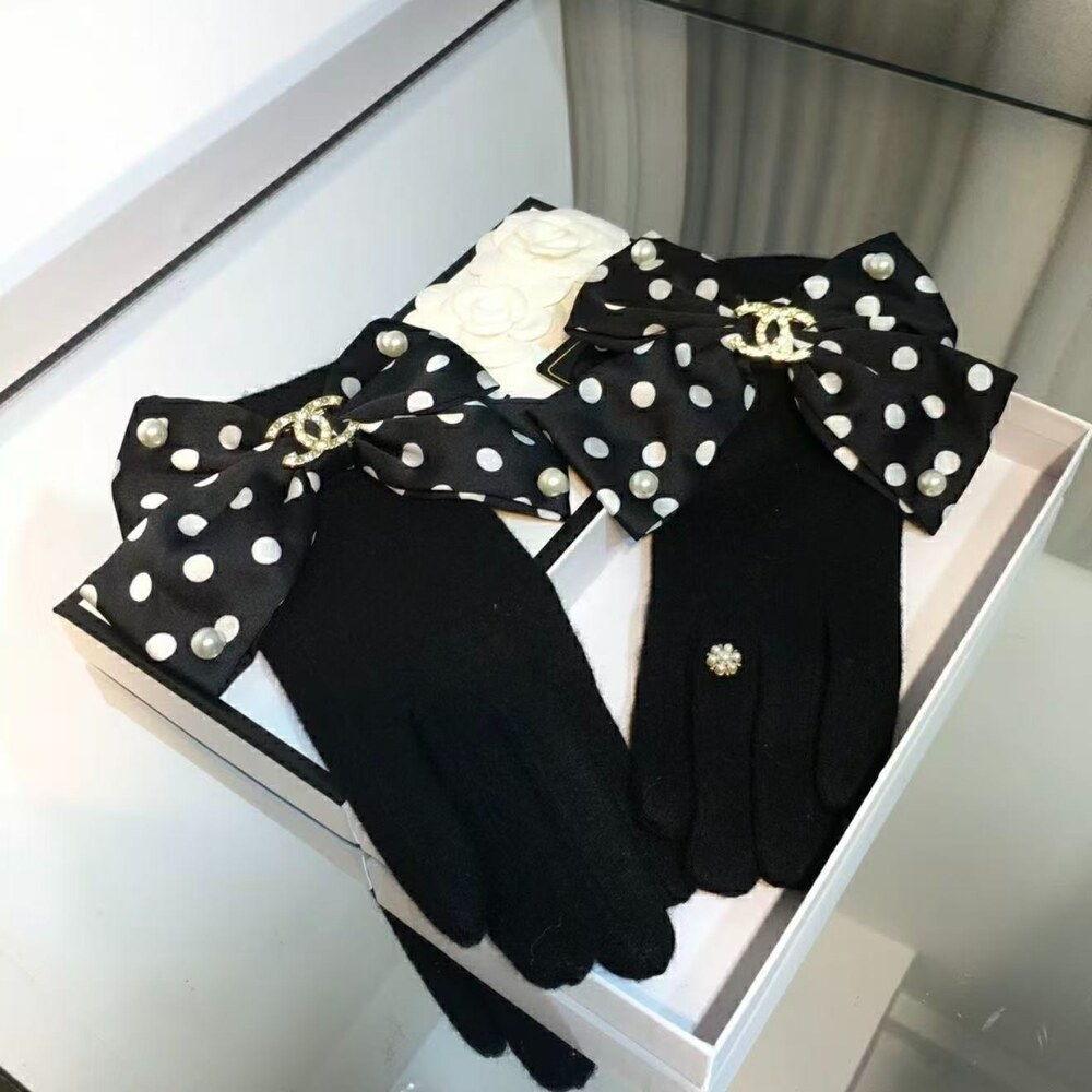 Chanel Black Gloves with Polka Dot Bow - Picture 5 of 6